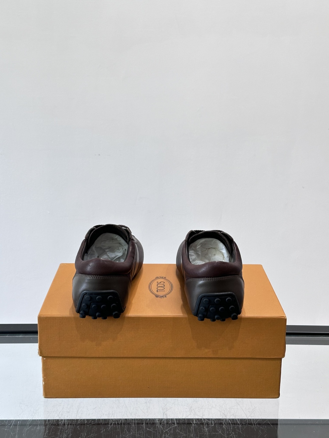 Tod's T-Marathon系列运动休闲鞋从室内足球运动汲取灵感，复古风鞋面以柔软皮革制成，触感如同丝缎般柔软丝滑，
