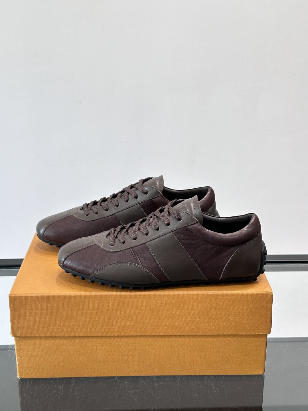 Tod's T-Marathon系列运动休闲鞋从室内足球运动汲取灵感，复古风鞋面以柔软皮革制成，触感如同丝缎般柔软丝滑，