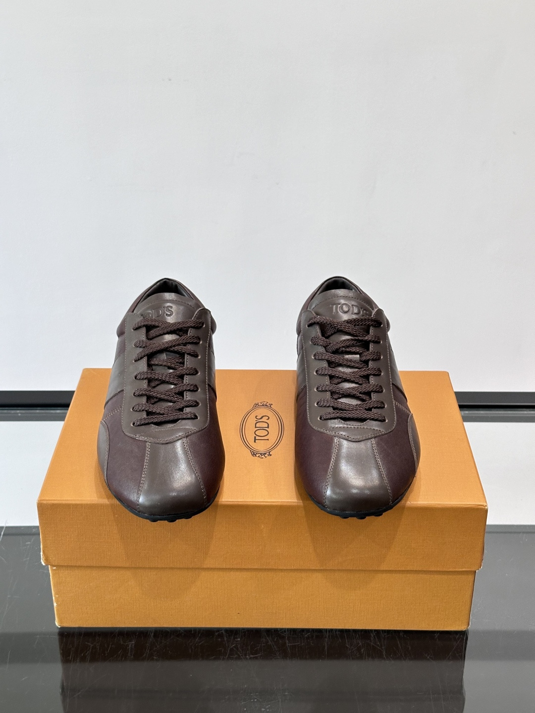 Tod's T-Marathon系列运动休闲鞋从室内足球运动汲取灵感，复古风鞋面以柔软皮革制成，触感如同丝缎般柔软丝滑，