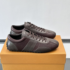 Tod's T-Marathon系列运动休闲鞋从室内足球运动汲取灵感,复古风鞋面以柔软皮革制成,触感如同丝缎般柔软丝滑, Tod's T-Marathon系列运动休闲鞋从室内足球运动汲取灵感,复古风鞋面以柔软皮革制成,触感如同丝缎般柔软丝滑,