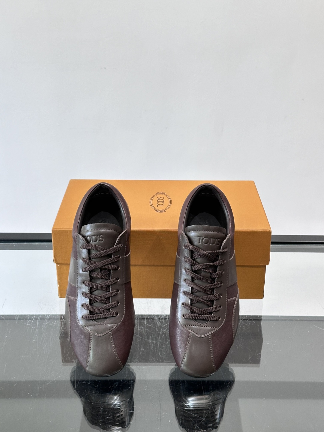 Tod's T-Marathon系列运动休闲鞋从室内足球运动汲取灵感，复古风鞋面以柔软皮革制成，触感如同丝缎般柔软丝滑，