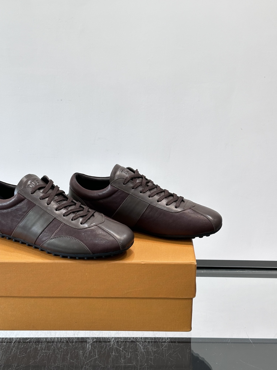 Tod's T-Marathon系列运动休闲鞋从室内足球运动汲取灵感，复古风鞋面以柔软皮革制成，触感如同丝缎般柔软丝滑，