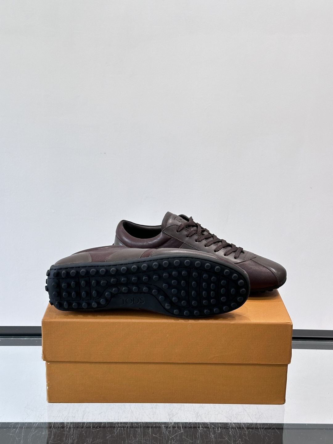 Tod's T-Marathon系列运动休闲鞋从室内足球运动汲取灵感，复古风鞋面以柔软皮革制成，触感如同丝缎般柔软丝滑，
