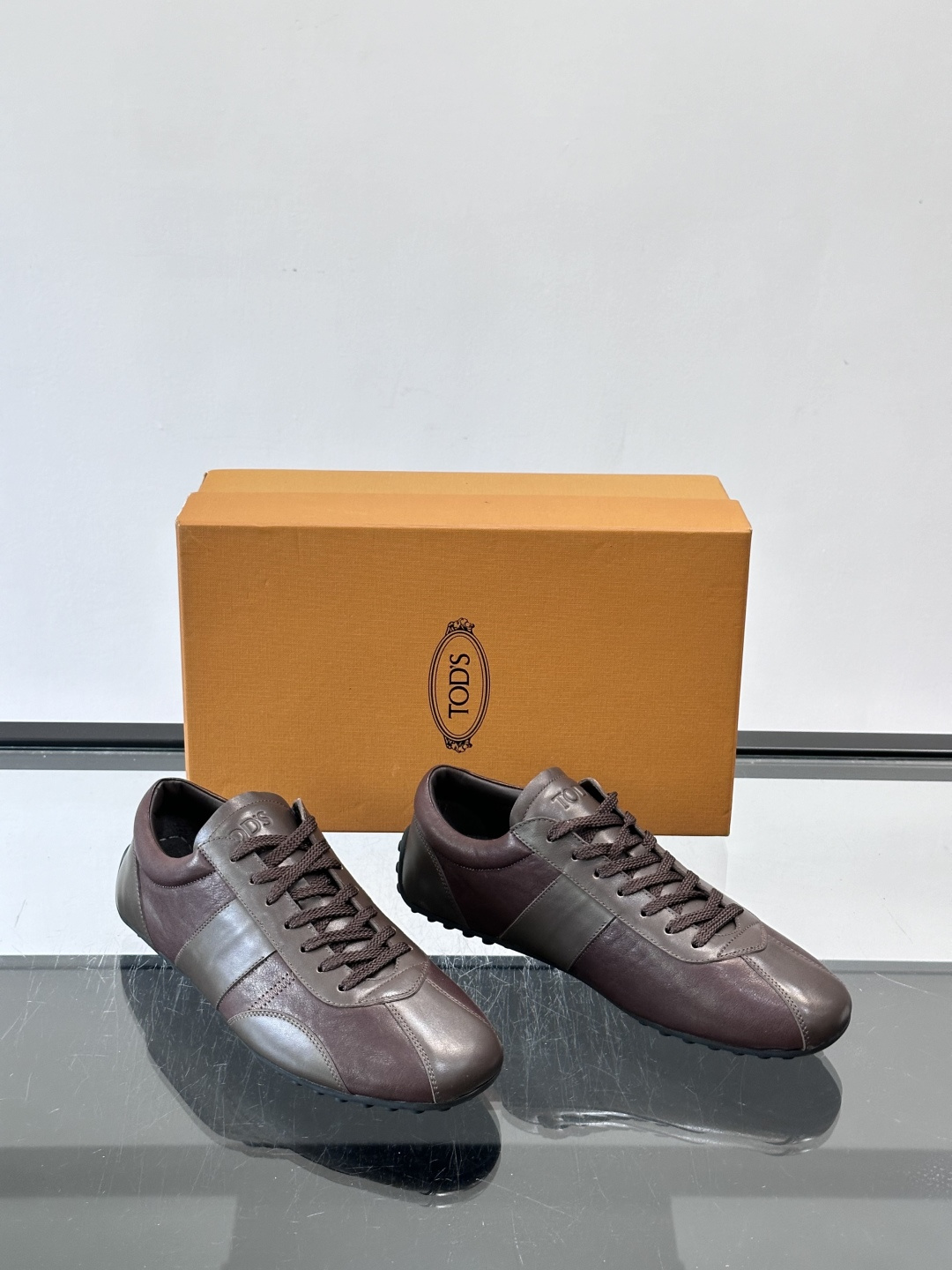 Tod's T-Marathon系列运动休闲鞋从室内足球运动汲取灵感，复古风鞋面以柔软皮革制成，触感如同丝缎般柔软丝滑，