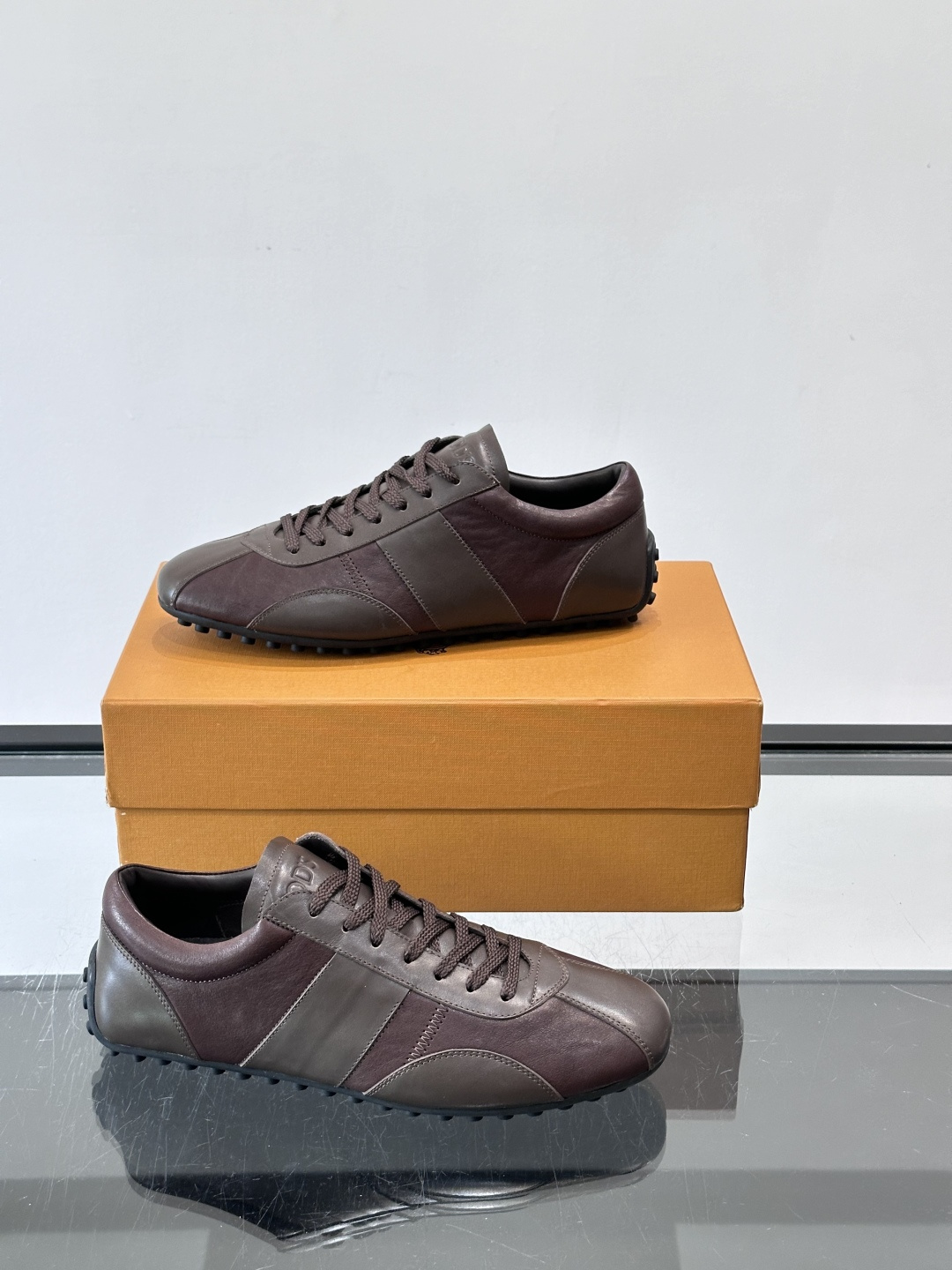 Tod's T-Marathon系列运动休闲鞋从室内足球运动汲取灵感，复古风鞋面以柔软皮革制成，触感如同丝缎般柔软丝滑，