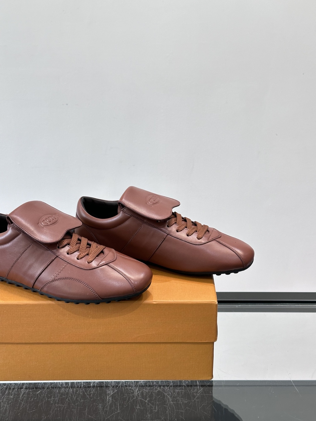 Tod's T-Marathon系列运动休闲鞋从室内足球运动汲取灵感,复古风鞋面以柔软皮革制成,触感如同丝缎般柔软丝滑, Tod's T-Marathon系列运动休闲鞋从室内足球运动汲取灵感,复古风鞋面以柔软皮革制成,触感如同丝缎般柔软丝滑,