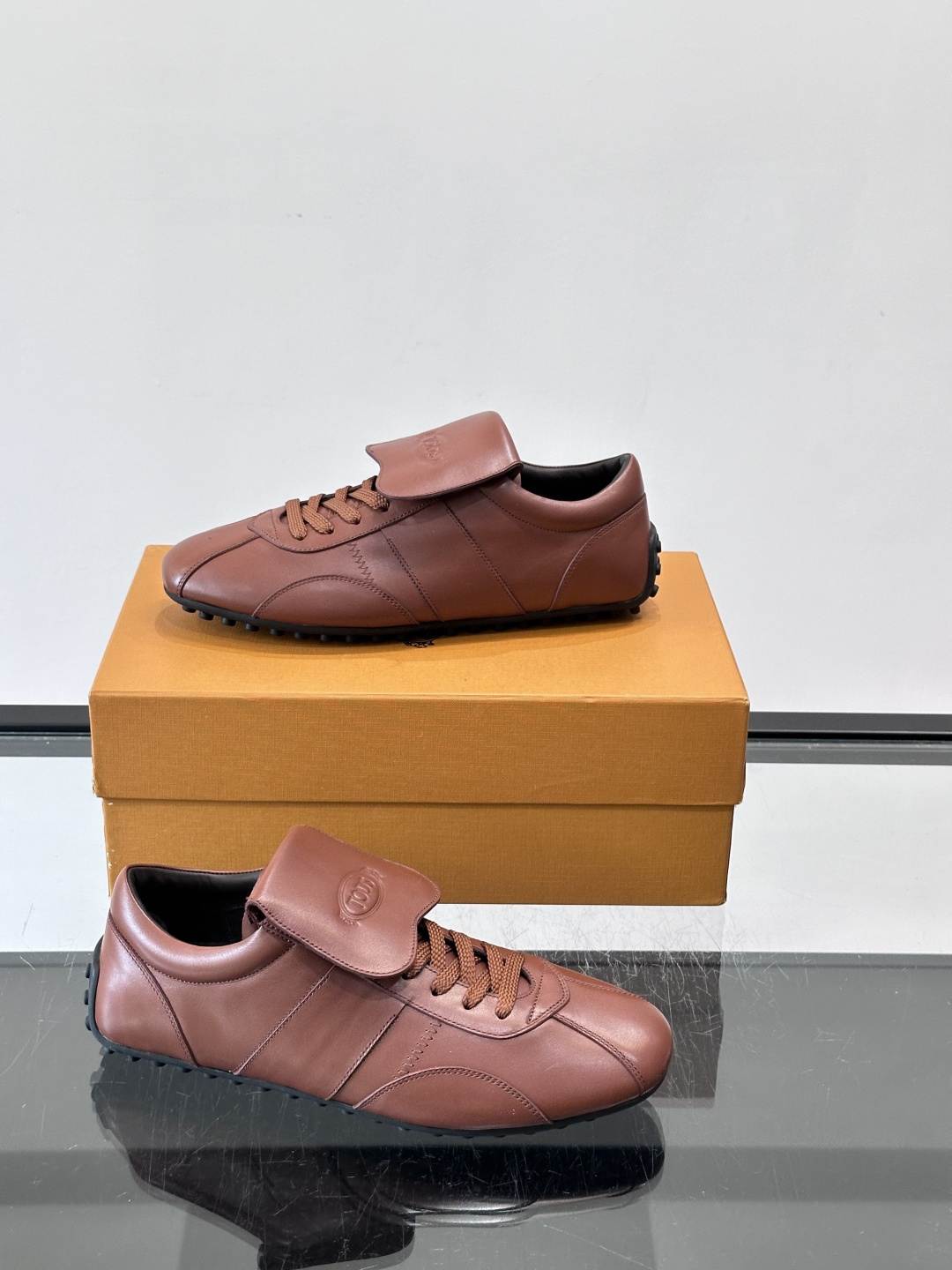 Tod's T-Marathon系列运动休闲鞋从室内足球运动汲取灵感,复古风鞋面以柔软皮革制成,触感如同丝缎般柔软丝滑, Tod's T-Marathon系列运动休闲鞋从室内足球运动汲取灵感,复古风鞋面以柔软皮革制成,触感如同丝缎般柔软丝滑,