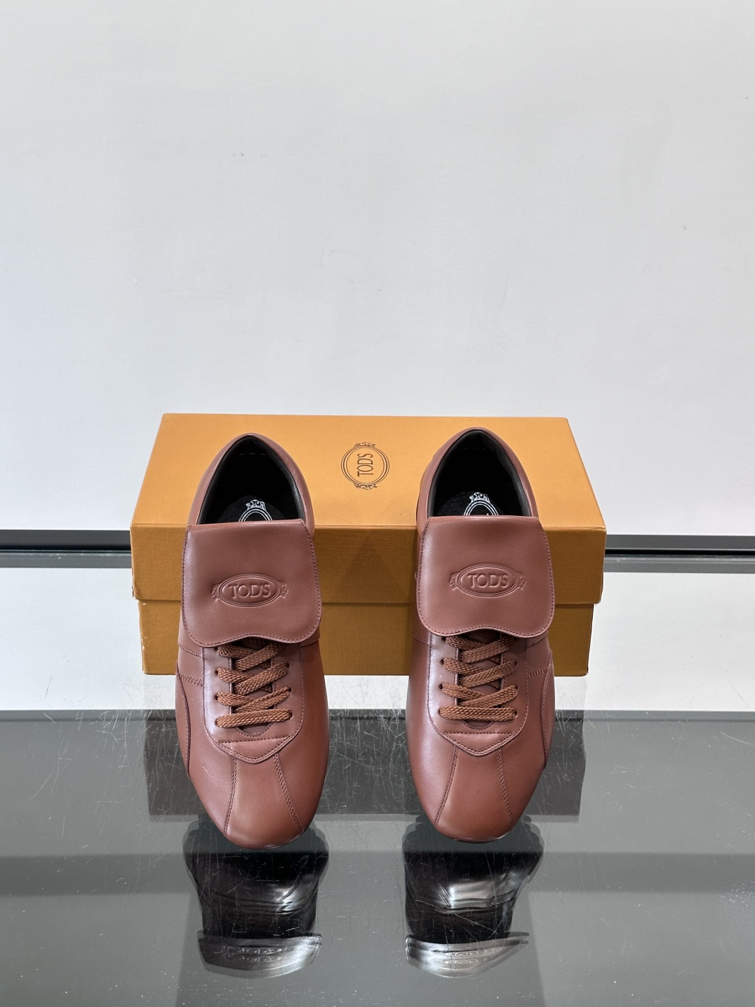 Tod's T-Marathon系列运动休闲鞋从室内足球运动汲取灵感,复古风鞋面以柔软皮革制成,触感如同丝缎般柔软丝滑, Tod's T-Marathon系列运动休闲鞋从室内足球运动汲取灵感,复古风鞋面以柔软皮革制成,触感如同丝缎般柔软丝滑,