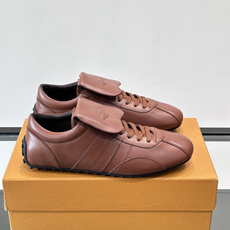 Tod's T-Marathon系列运动休闲鞋从室内足球运动汲取灵感,复古风鞋面以柔软皮革制成,触感如同丝缎般柔软丝滑, Tod's T-Marathon系列运动休闲鞋从室内足球运动汲取灵感,复古风鞋面以柔软皮革制成,触感如同丝缎般柔软丝滑,