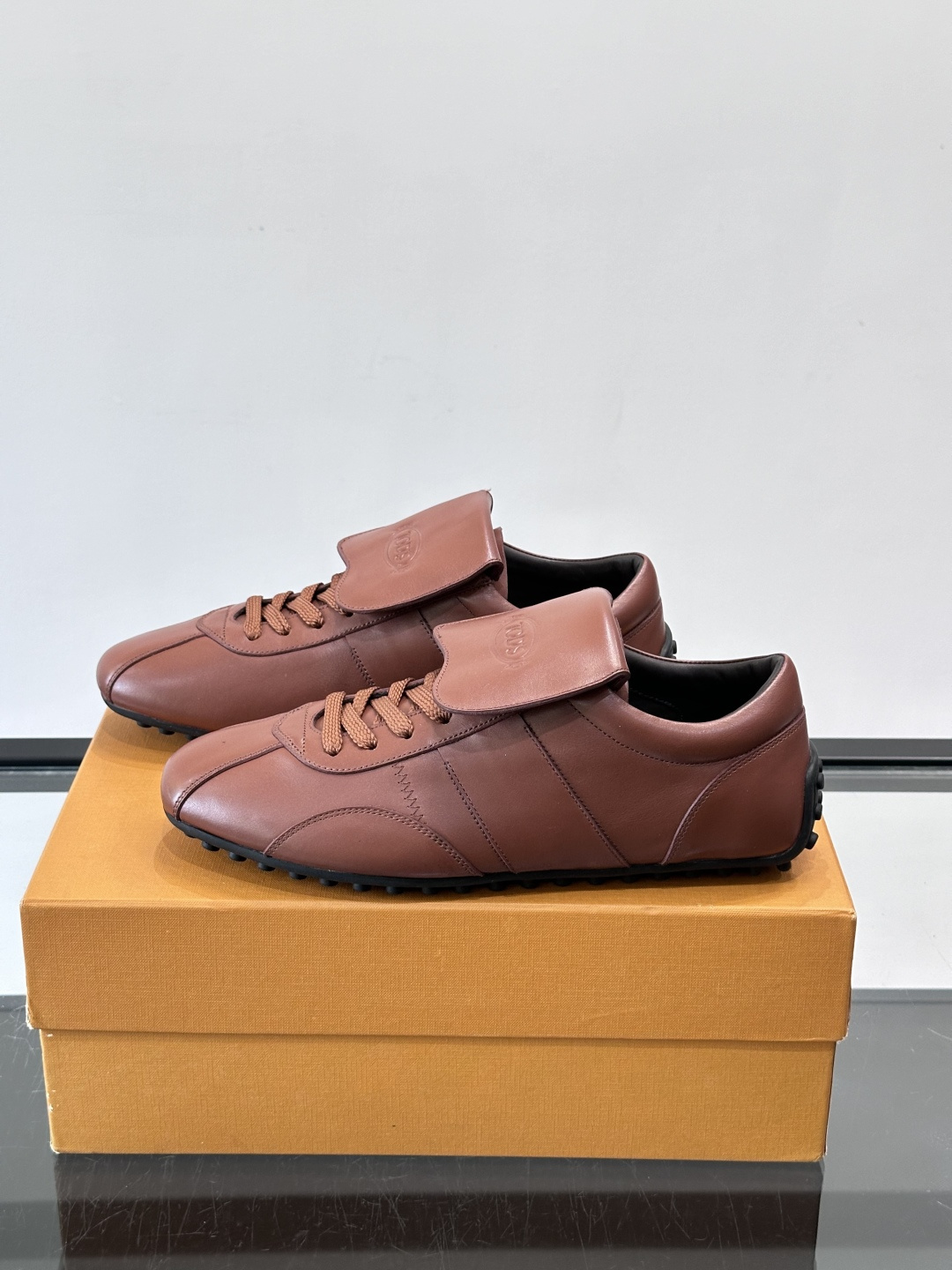 Tod's T-Marathon系列运动休闲鞋从室内足球运动汲取灵感,复古风鞋面以柔软皮革制成,触感如同丝缎般柔软丝滑, Tod's T-Marathon系列运动休闲鞋从室内足球运动汲取灵感,复古风鞋面以柔软皮革制成,触感如同丝缎般柔软丝滑,