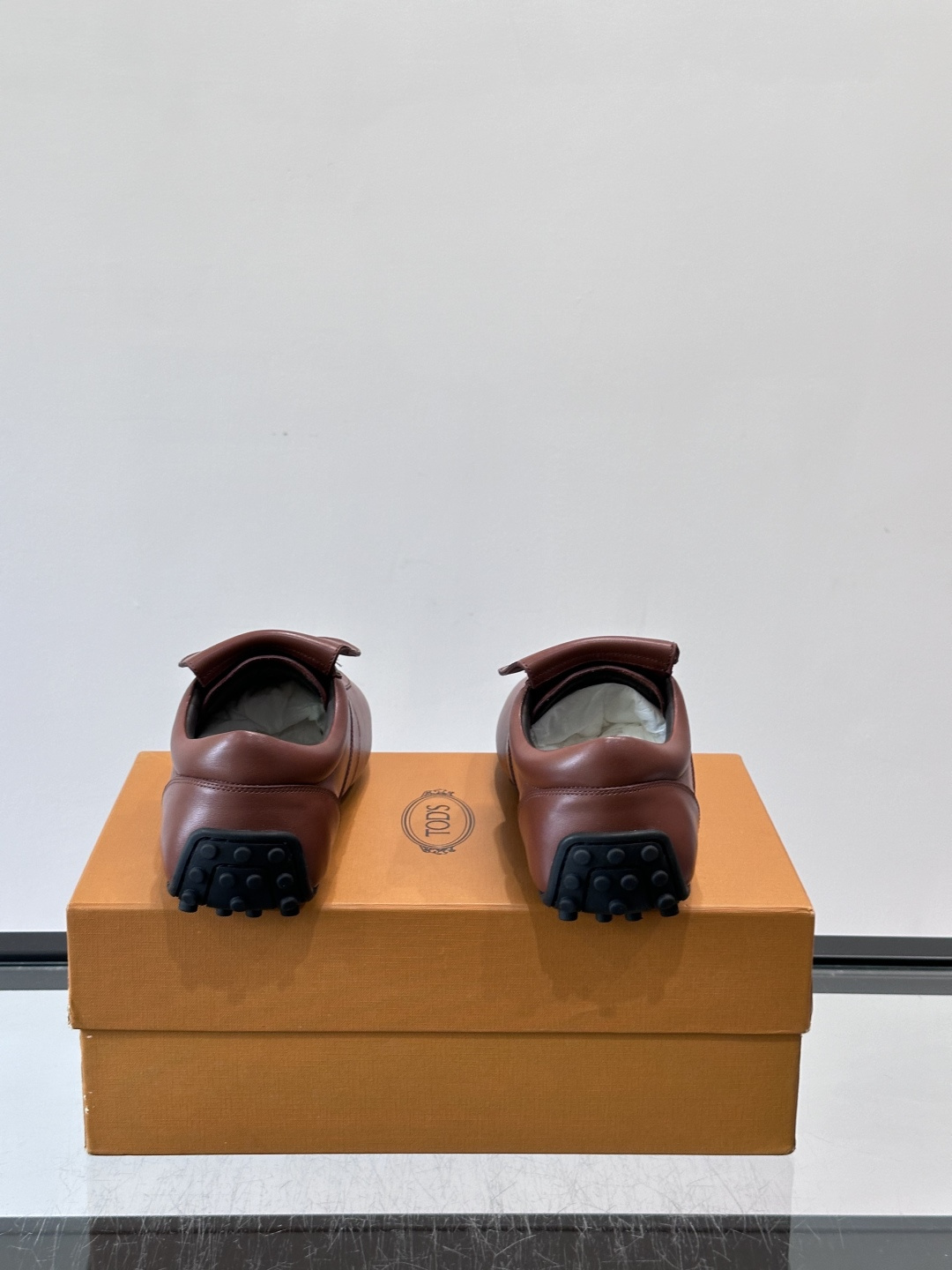 Tod's T-Marathon系列运动休闲鞋从室内足球运动汲取灵感,复古风鞋面以柔软皮革制成,触感如同丝缎般柔软丝滑, Tod's T-Marathon系列运动休闲鞋从室内足球运动汲取灵感,复古风鞋面以柔软皮革制成,触感如同丝缎般柔软丝滑,