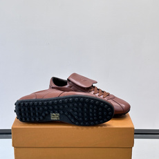 Tod's T-Marathon系列运动休闲鞋从室内足球运动汲取灵感,复古风鞋面以柔软皮革制成,触感如同丝缎般柔软丝滑, Tod's T-Marathon系列运动休闲鞋从室内足球运动汲取灵感,复古风鞋面以柔软皮革制成,触感如同丝缎般柔软丝滑,