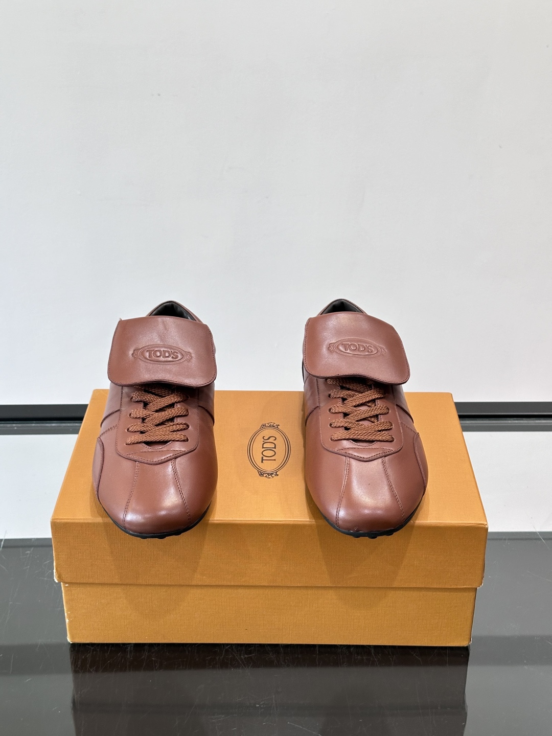 Tod's T-Marathon系列运动休闲鞋从室内足球运动汲取灵感,复古风鞋面以柔软皮革制成,触感如同丝缎般柔软丝滑, Tod's T-Marathon系列运动休闲鞋从室内足球运动汲取灵感,复古风鞋面以柔软皮革制成,触感如同丝缎般柔软丝滑,