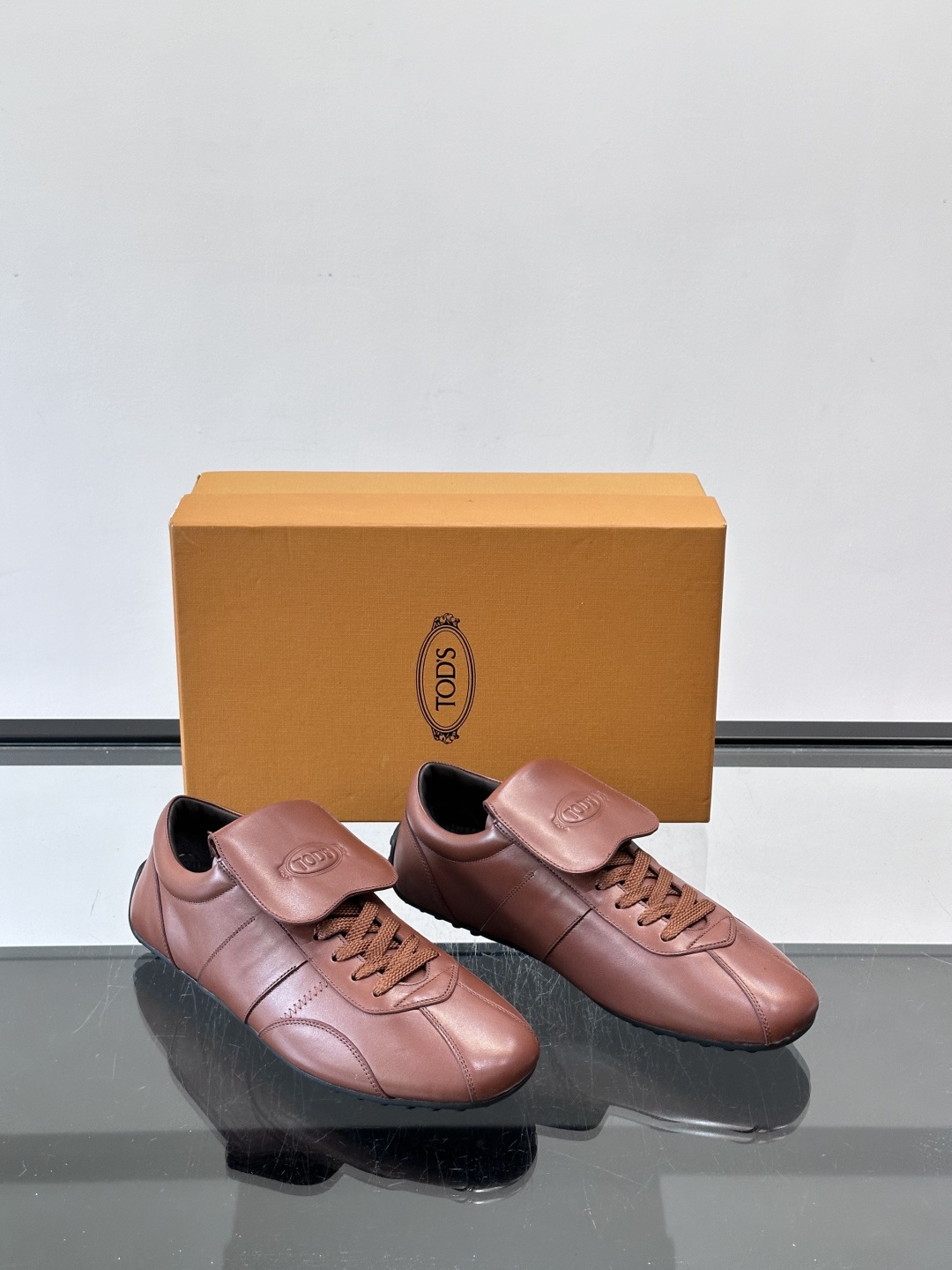 Tod's T-Marathon系列运动休闲鞋从室内足球运动汲取灵感,复古风鞋面以柔软皮革制成,触感如同丝缎般柔软丝滑, Tod's T-Marathon系列运动休闲鞋从室内足球运动汲取灵感,复古风鞋面以柔软皮革制成,触感如同丝缎般柔软丝滑,