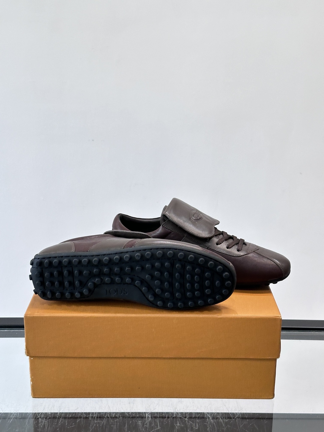 Tod's T-Marathon系列运动休闲鞋从室内足球运动汲取灵感,复古风鞋面以柔软皮革制成,触感如同丝缎般柔软丝滑, Tod's T-Marathon系列运动休闲鞋从室内足球运动汲取灵感,复古风鞋面以柔软皮革制成,触感如同丝缎般柔软丝滑,