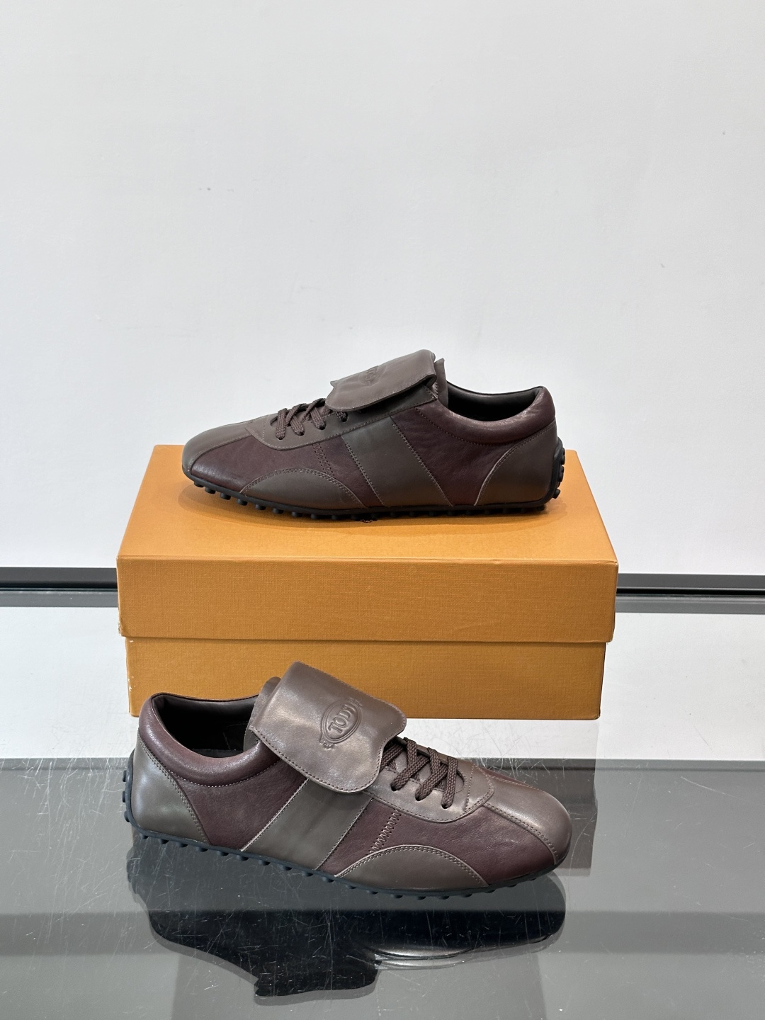 Tod's T-Marathon系列运动休闲鞋从室内足球运动汲取灵感,复古风鞋面以柔软皮革制成,触感如同丝缎般柔软丝滑, Tod's T-Marathon系列运动休闲鞋从室内足球运动汲取灵感,复古风鞋面以柔软皮革制成,触感如同丝缎般柔软丝滑,
