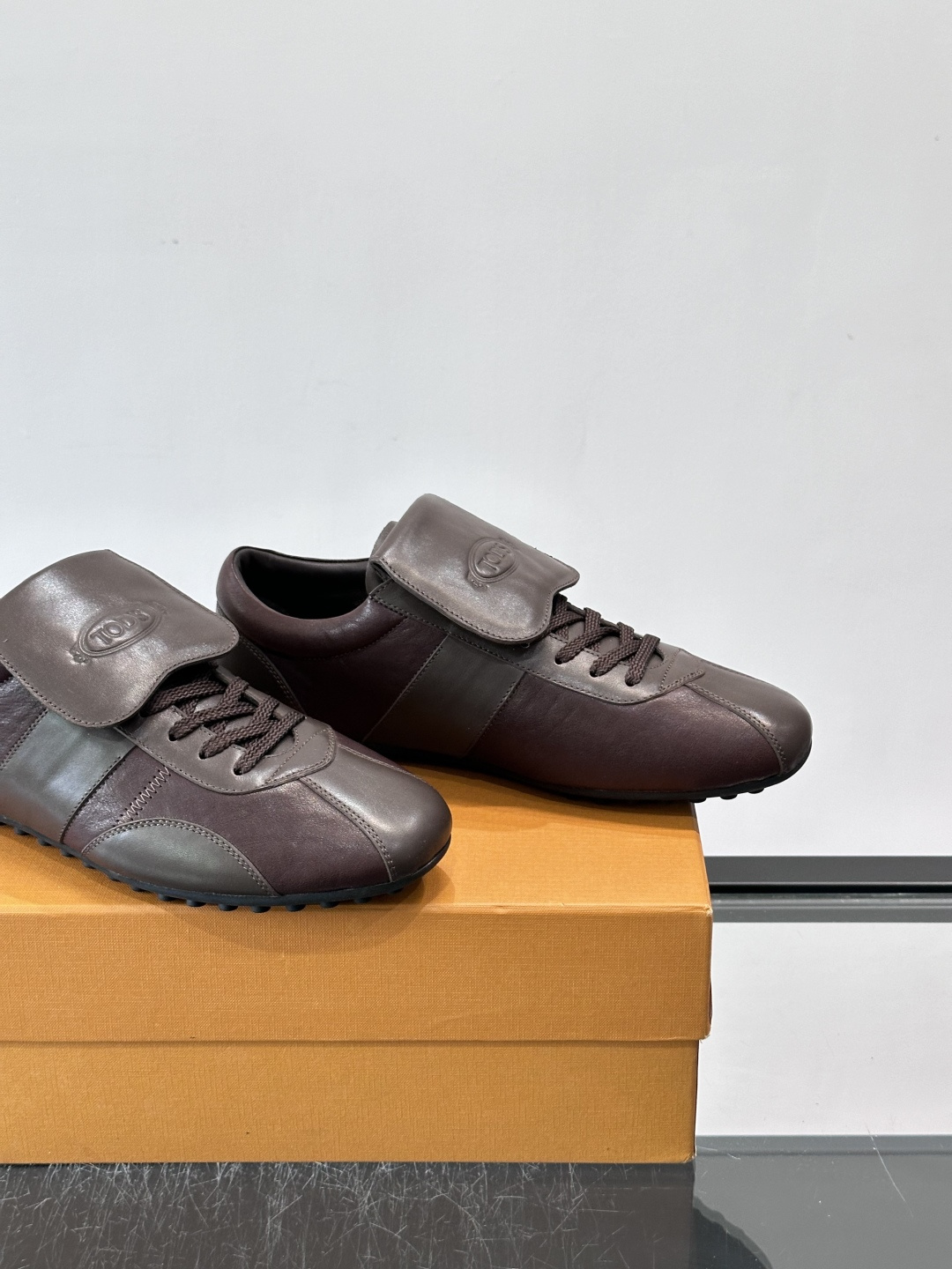 Tod's T-Marathon系列运动休闲鞋从室内足球运动汲取灵感,复古风鞋面以柔软皮革制成,触感如同丝缎般柔软丝滑, Tod's T-Marathon系列运动休闲鞋从室内足球运动汲取灵感,复古风鞋面以柔软皮革制成,触感如同丝缎般柔软丝滑,