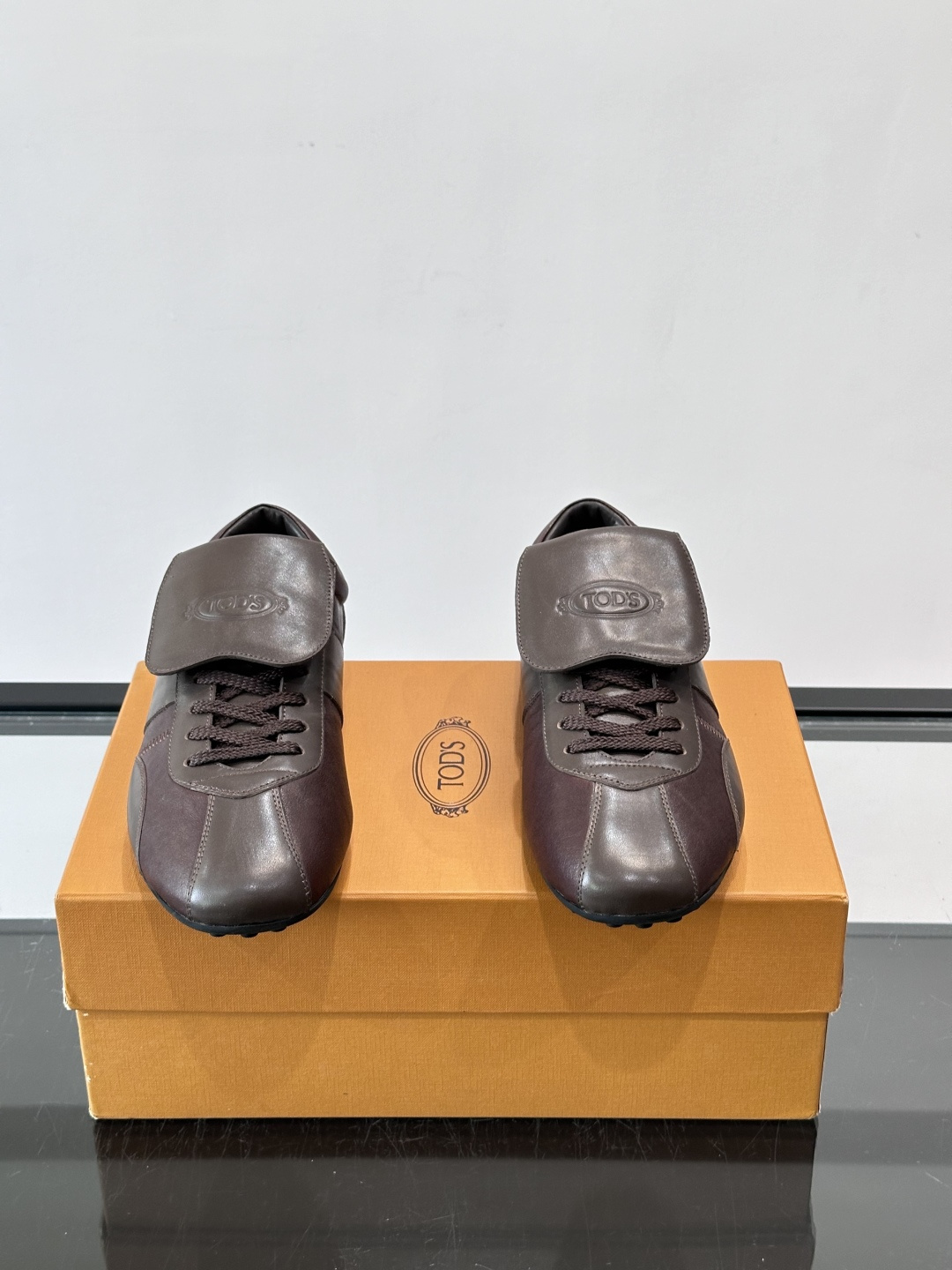 Tod's T-Marathon系列运动休闲鞋从室内足球运动汲取灵感,复古风鞋面以柔软皮革制成,触感如同丝缎般柔软丝滑, Tod's T-Marathon系列运动休闲鞋从室内足球运动汲取灵感,复古风鞋面以柔软皮革制成,触感如同丝缎般柔软丝滑,