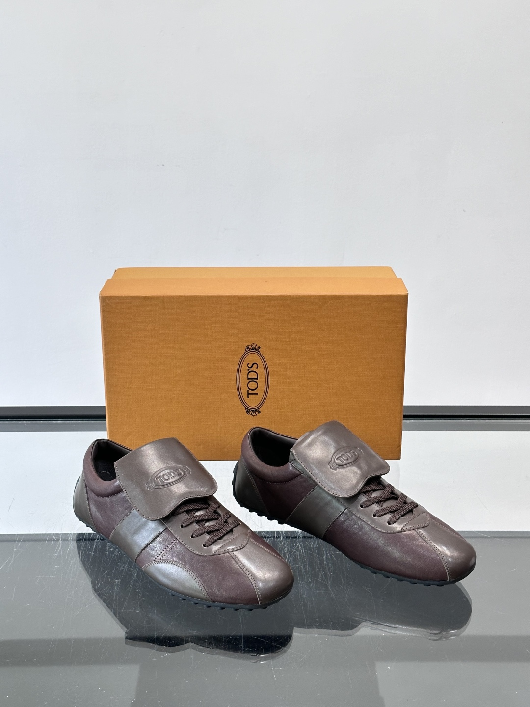 Tod's T-Marathon系列运动休闲鞋从室内足球运动汲取灵感,复古风鞋面以柔软皮革制成,触感如同丝缎般柔软丝滑, Tod's T-Marathon系列运动休闲鞋从室内足球运动汲取灵感,复古风鞋面以柔软皮革制成,触感如同丝缎般柔软丝滑,