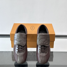 Tod's T-Marathon系列运动休闲鞋从室内足球运动汲取灵感,复古风鞋面以柔软皮革制成,触感如同丝缎般柔软丝滑, Tod's T-Marathon系列运动休闲鞋从室内足球运动汲取灵感,复古风鞋面以柔软皮革制成,触感如同丝缎般柔软丝滑,