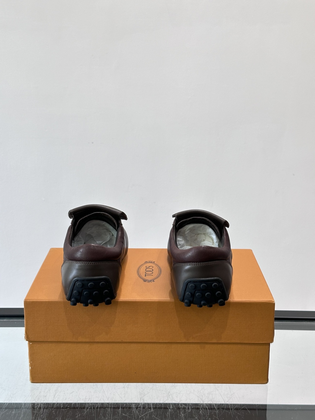 Tod's T-Marathon系列运动休闲鞋从室内足球运动汲取灵感,复古风鞋面以柔软皮革制成,触感如同丝缎般柔软丝滑, Tod's T-Marathon系列运动休闲鞋从室内足球运动汲取灵感,复古风鞋面以柔软皮革制成,触感如同丝缎般柔软丝滑,