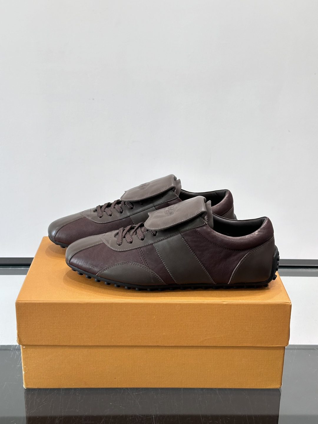 Tod's T-Marathon系列运动休闲鞋从室内足球运动汲取灵感,复古风鞋面以柔软皮革制成,触感如同丝缎般柔软丝滑, Tod's T-Marathon系列运动休闲鞋从室内足球运动汲取灵感,复古风鞋面以柔软皮革制成,触感如同丝缎般柔软丝滑,