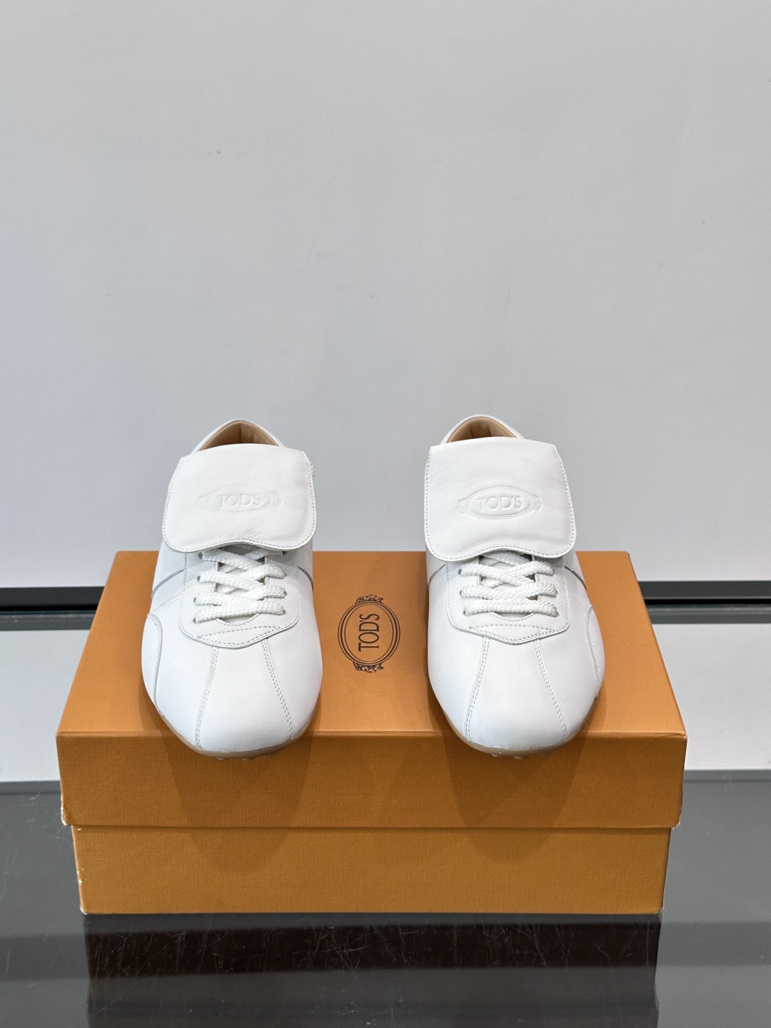 Tod's T-Marathon系列运动休闲鞋从室内足球运动汲取灵感,复古风鞋面以柔软皮革制成,触感如同丝缎般柔软丝滑, Tod's T-Marathon系列运动休闲鞋从室内足球运动汲取灵感,复古风鞋面以柔软皮革制成,触感如同丝缎般柔软丝滑,