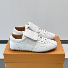 Tod's T-Marathon系列运动休闲鞋从室内足球运动汲取灵感,复古风鞋面以柔软皮革制成,触感如同丝缎般柔软丝滑, Tod's T-Marathon系列运动休闲鞋从室内足球运动汲取灵感,复古风鞋面以柔软皮革制成,触感如同丝缎般柔软丝滑,