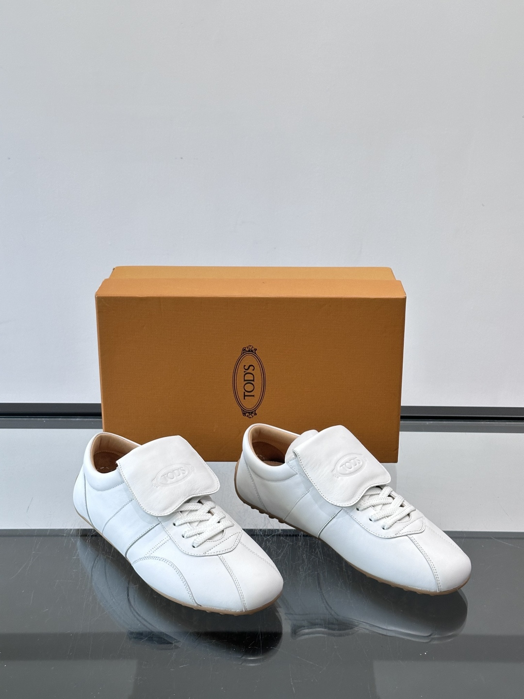 Tod's T-Marathon系列运动休闲鞋从室内足球运动汲取灵感,复古风鞋面以柔软皮革制成,触感如同丝缎般柔软丝滑, Tod's T-Marathon系列运动休闲鞋从室内足球运动汲取灵感,复古风鞋面以柔软皮革制成,触感如同丝缎般柔软丝滑,