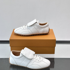 Tod's T-Marathon系列运动休闲鞋从室内足球运动汲取灵感,复古风鞋面以柔软皮革制成,触感如同丝缎般柔软丝滑, Tod's T-Marathon系列运动休闲鞋从室内足球运动汲取灵感,复古风鞋面以柔软皮革制成,触感如同丝缎般柔软丝滑,