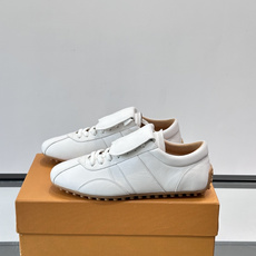 Tod's T-Marathon系列运动休闲鞋从室内足球运动汲取灵感,复古风鞋面以柔软皮革制成,触感如同丝缎般柔软丝滑, Tod's T-Marathon系列运动休闲鞋从室内足球运动汲取灵感,复古风鞋面以柔软皮革制成,触感如同丝缎般柔软丝滑,