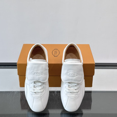 Tod's T-Marathon系列运动休闲鞋从室内足球运动汲取灵感,复古风鞋面以柔软皮革制成,触感如同丝缎般柔软丝滑, Tod's T-Marathon系列运动休闲鞋从室内足球运动汲取灵感,复古风鞋面以柔软皮革制成,触感如同丝缎般柔软丝滑,