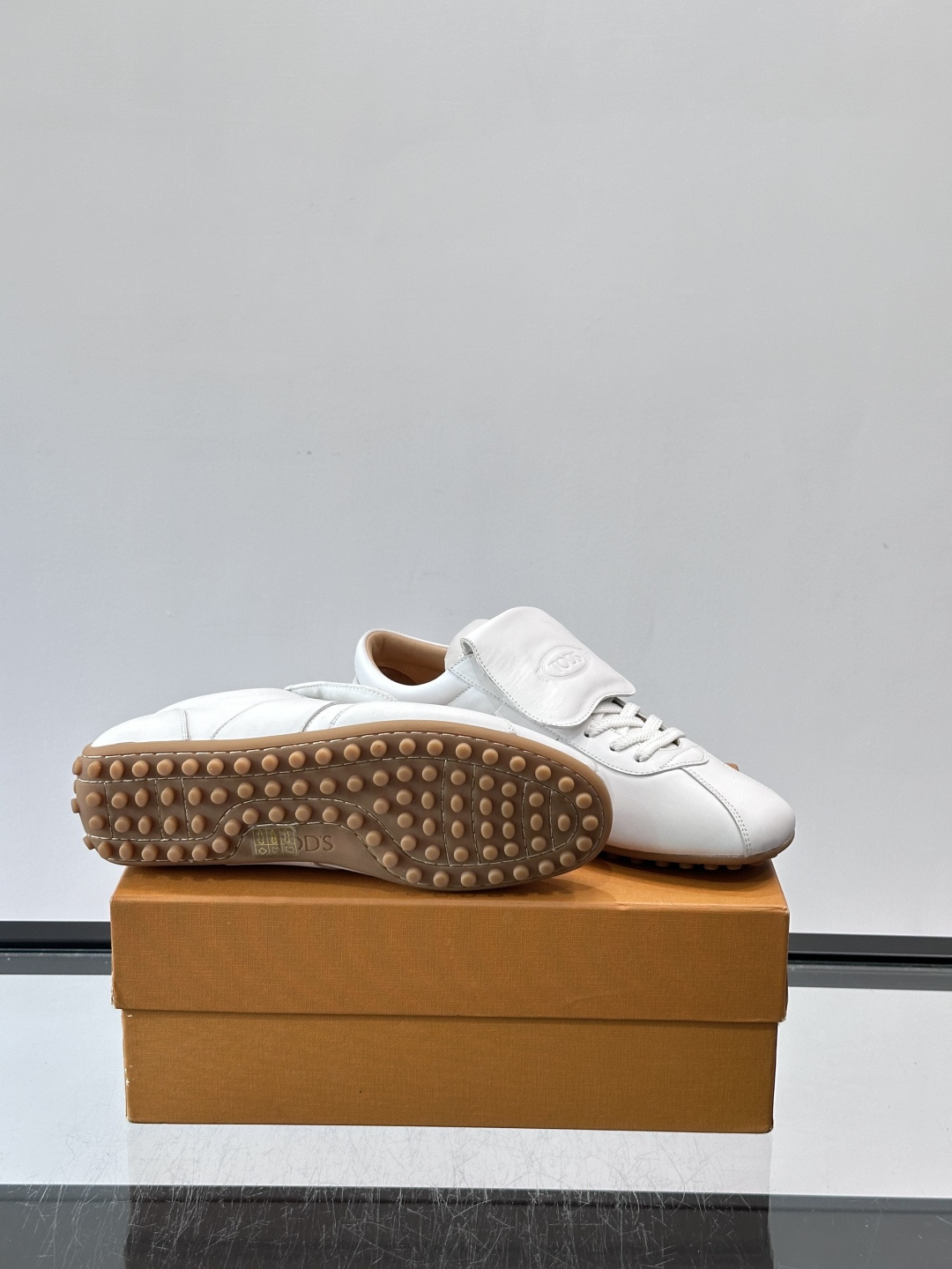 Tod's T-Marathon系列运动休闲鞋从室内足球运动汲取灵感,复古风鞋面以柔软皮革制成,触感如同丝缎般柔软丝滑, Tod's T-Marathon系列运动休闲鞋从室内足球运动汲取灵感,复古风鞋面以柔软皮革制成,触感如同丝缎般柔软丝滑,