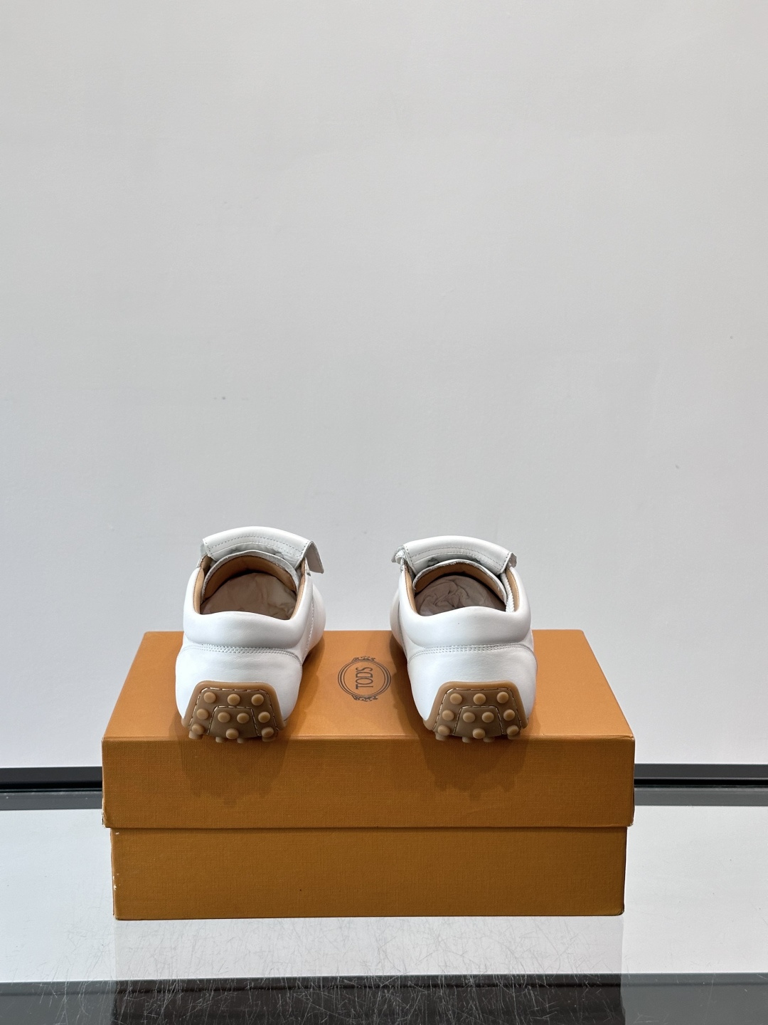 Tod's T-Marathon系列运动休闲鞋从室内足球运动汲取灵感,复古风鞋面以柔软皮革制成,触感如同丝缎般柔软丝滑, Tod's T-Marathon系列运动休闲鞋从室内足球运动汲取灵感,复古风鞋面以柔软皮革制成,触感如同丝缎般柔软丝滑,