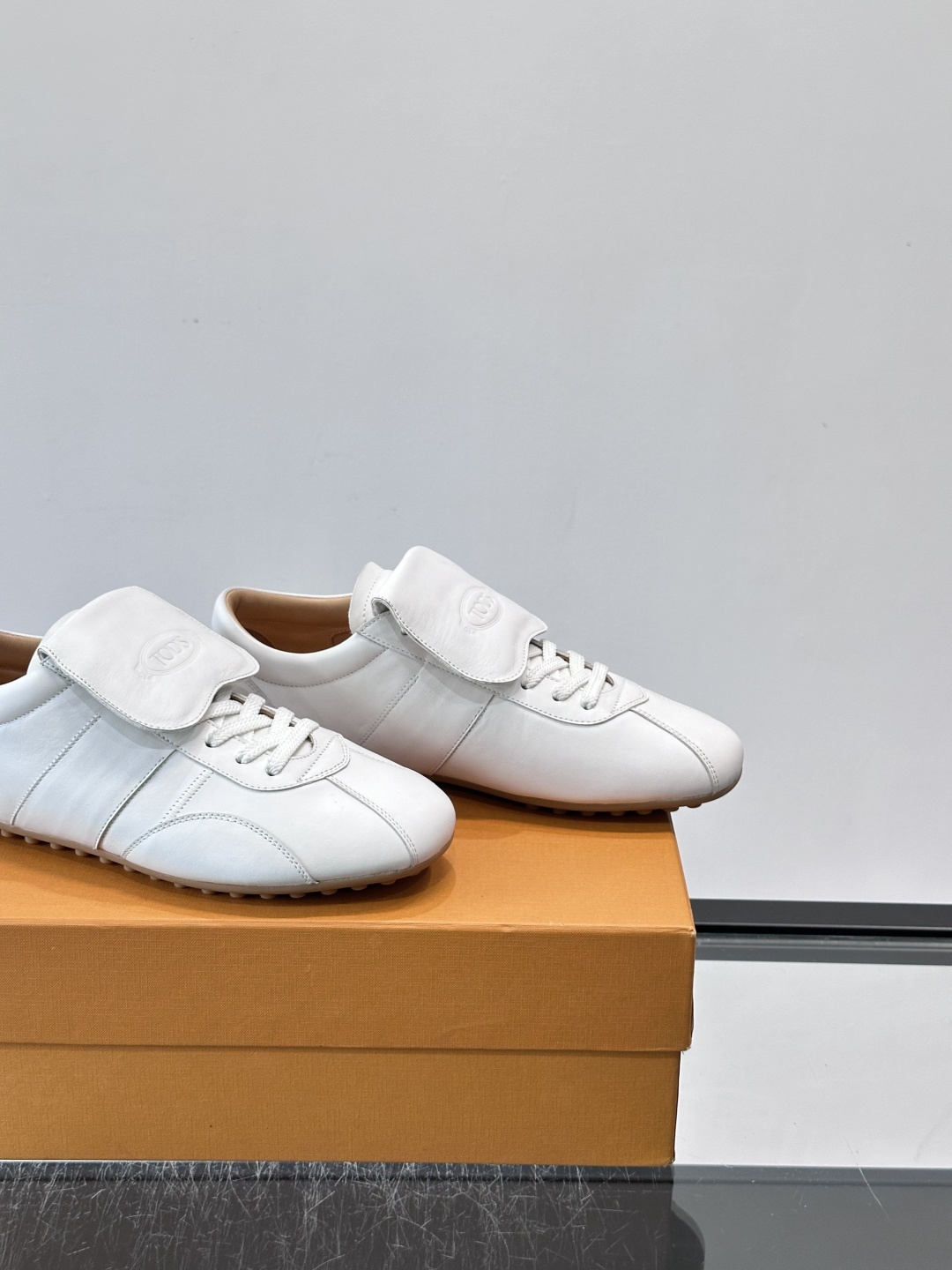 Tod's T-Marathon系列运动休闲鞋从室内足球运动汲取灵感,复古风鞋面以柔软皮革制成,触感如同丝缎般柔软丝滑, Tod's T-Marathon系列运动休闲鞋从室内足球运动汲取灵感,复古风鞋面以柔软皮革制成,触感如同丝缎般柔软丝滑,