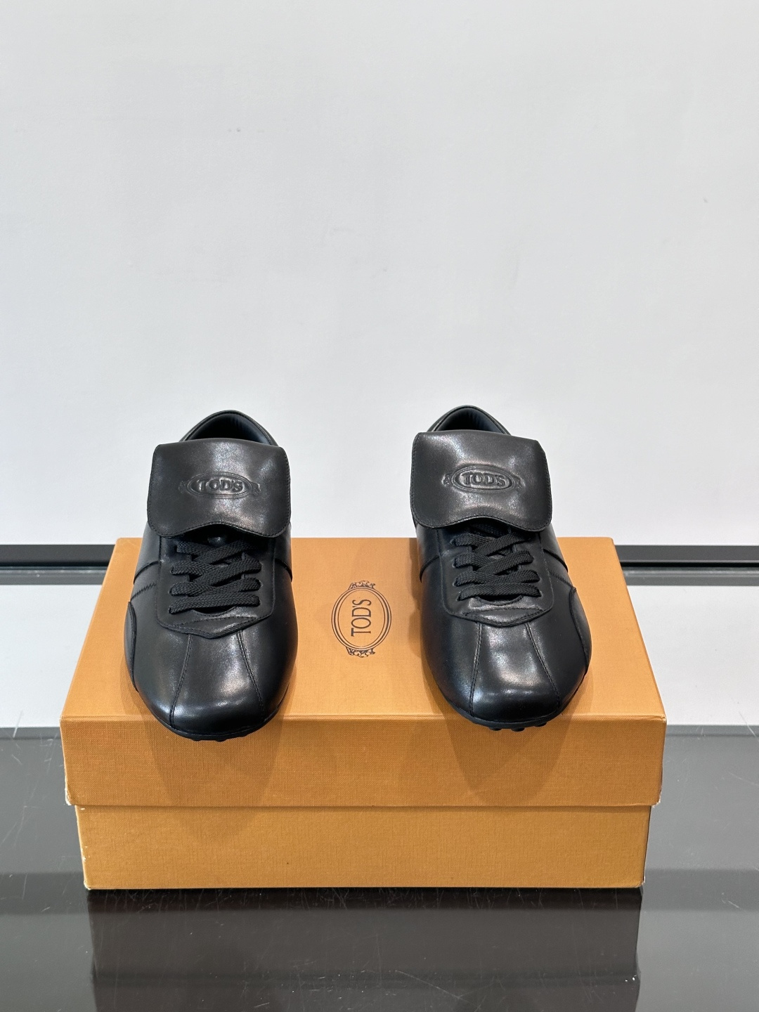 Tod's T-Marathon系列运动休闲鞋从室内足球运动汲取灵感，复古风鞋面以柔软皮革制成，触感如同丝缎般柔软丝滑，