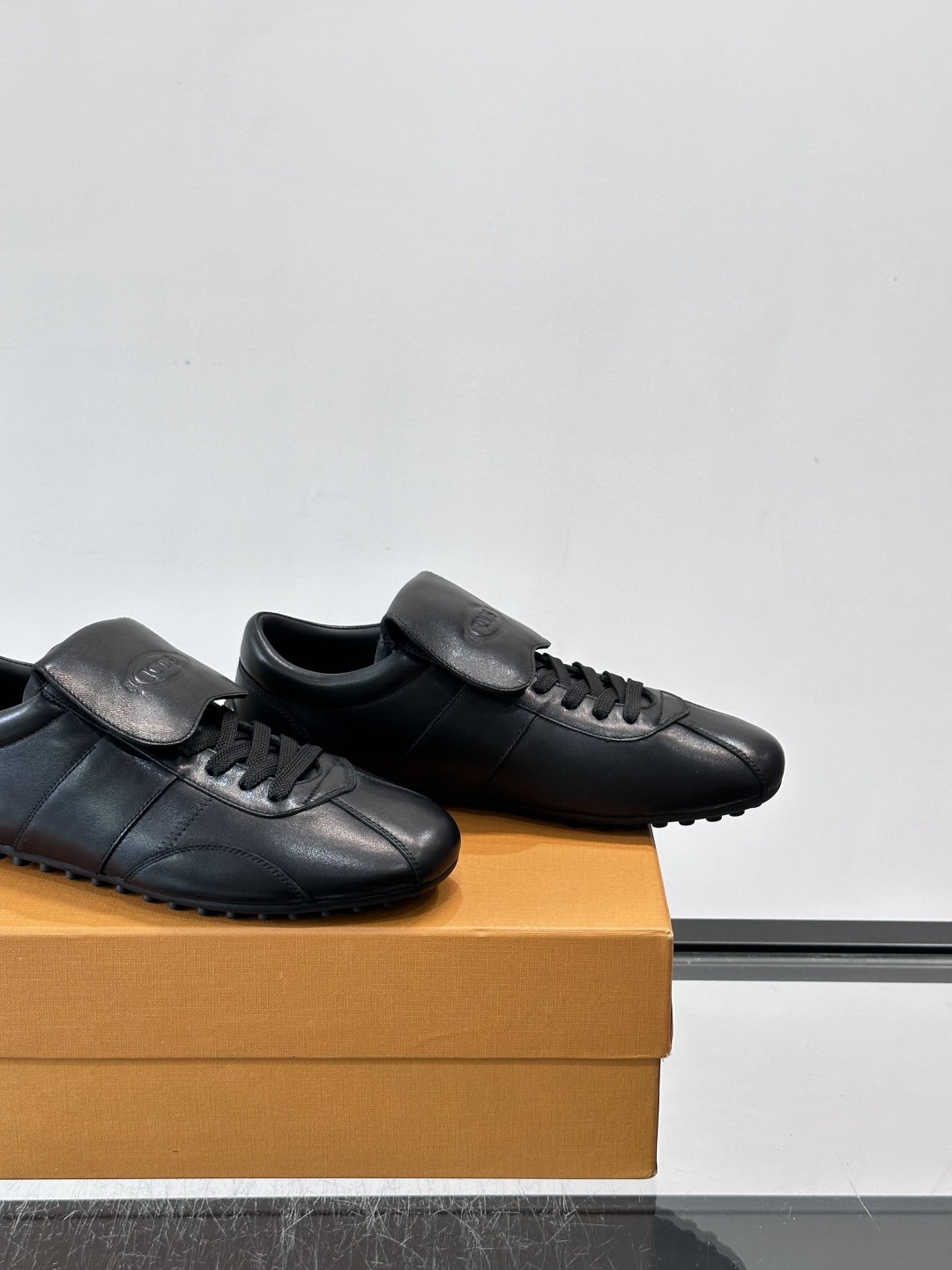 Tod's T-Marathon系列运动休闲鞋从室内足球运动汲取灵感，复古风鞋面以柔软皮革制成，触感如同丝缎般柔软丝滑，