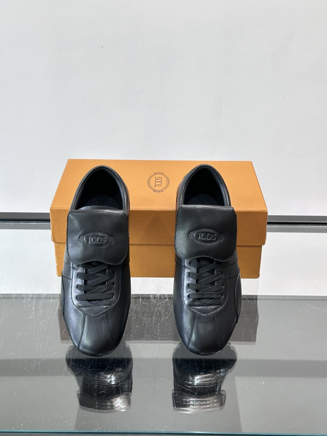 Tod's T-Marathon系列运动休闲鞋从室内足球运动汲取灵感，复古风鞋面以柔软皮革制成，触感如同丝缎般柔软丝滑，