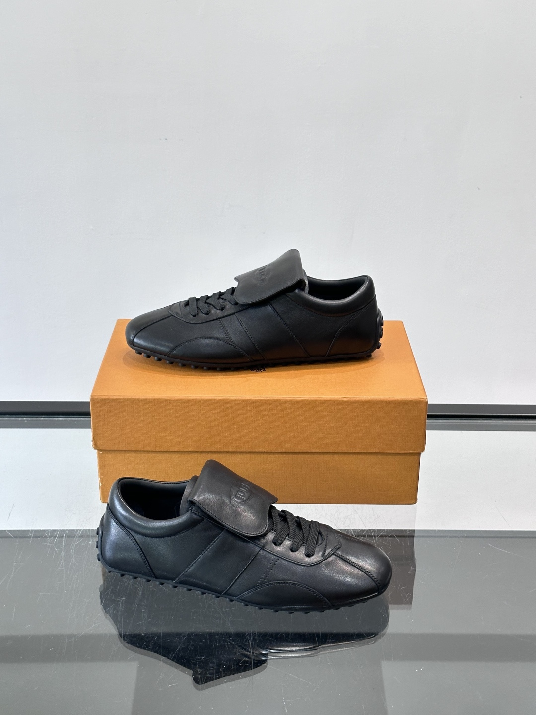 Tod's T-Marathon系列运动休闲鞋从室内足球运动汲取灵感，复古风鞋面以柔软皮革制成，触感如同丝缎般柔软丝滑，