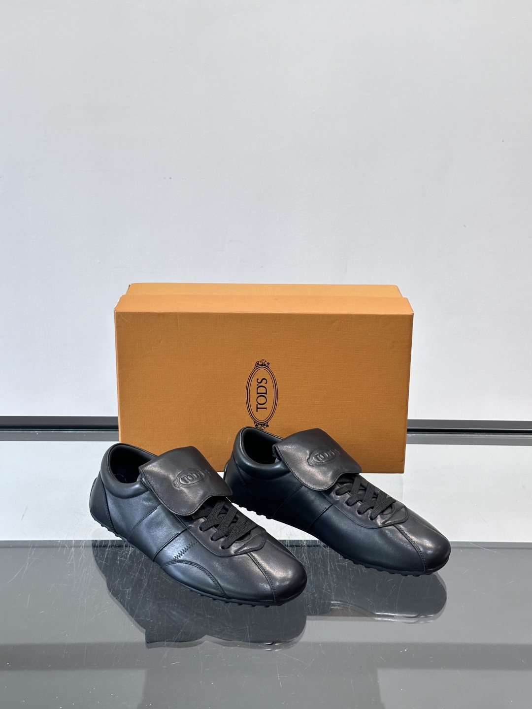 Tod's T-Marathon系列运动休闲鞋从室内足球运动汲取灵感，复古风鞋面以柔软皮革制成，触感如同丝缎般柔软丝滑，
