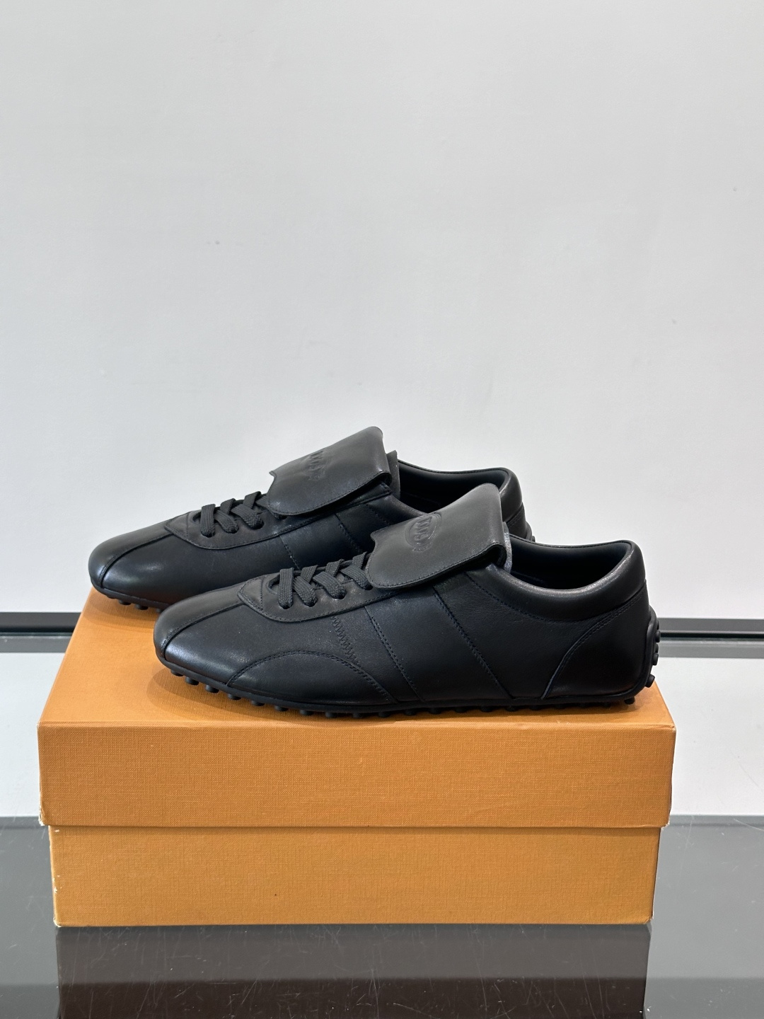 Tod's T-Marathon系列运动休闲鞋从室内足球运动汲取灵感，复古风鞋面以柔软皮革制成，触感如同丝缎般柔软丝滑，