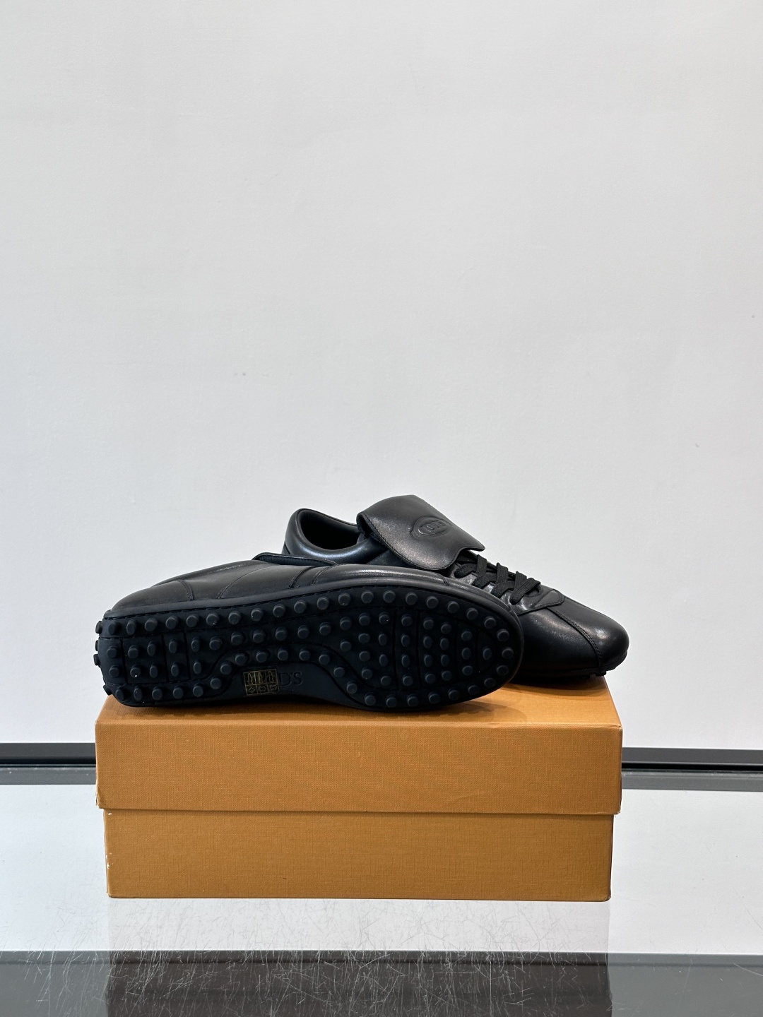 Tod's T-Marathon系列运动休闲鞋从室内足球运动汲取灵感，复古风鞋面以柔软皮革制成，触感如同丝缎般柔软丝滑，