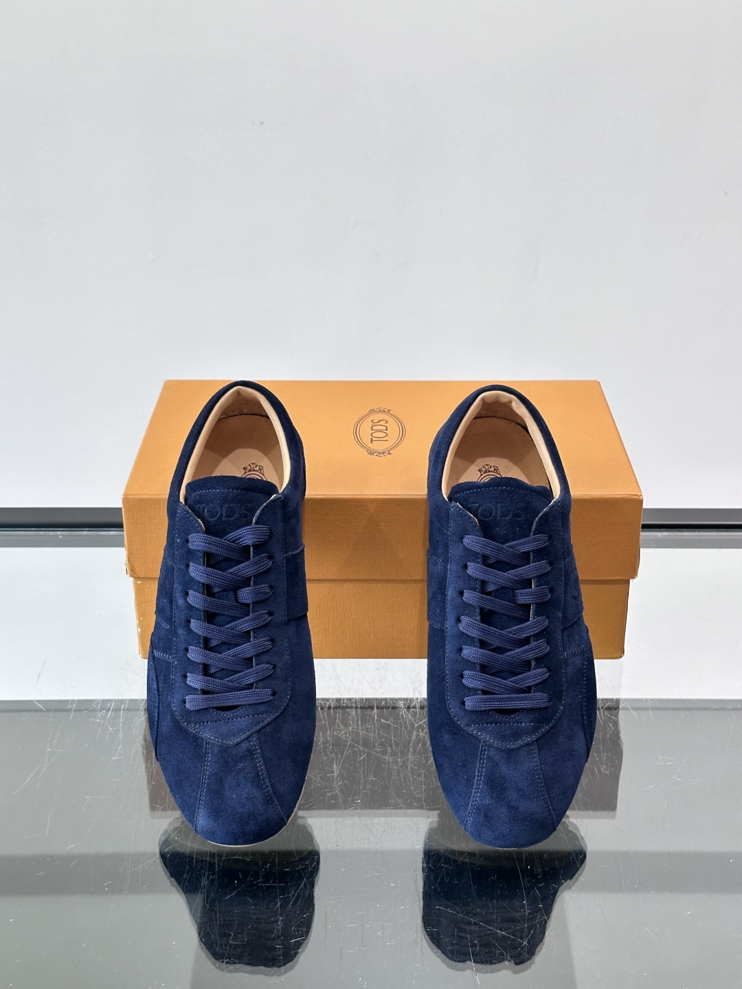 Tod's T-Marathon系列运动休闲鞋从室内足球运动汲取灵感,复古风鞋面以柔软皮革制成,触感如同丝缎般柔软丝滑, Tod's T-Marathon系列运动休闲鞋从室内足球运动汲取灵感,复古风鞋面以柔软皮革制成,触感如同丝缎般柔软丝滑,