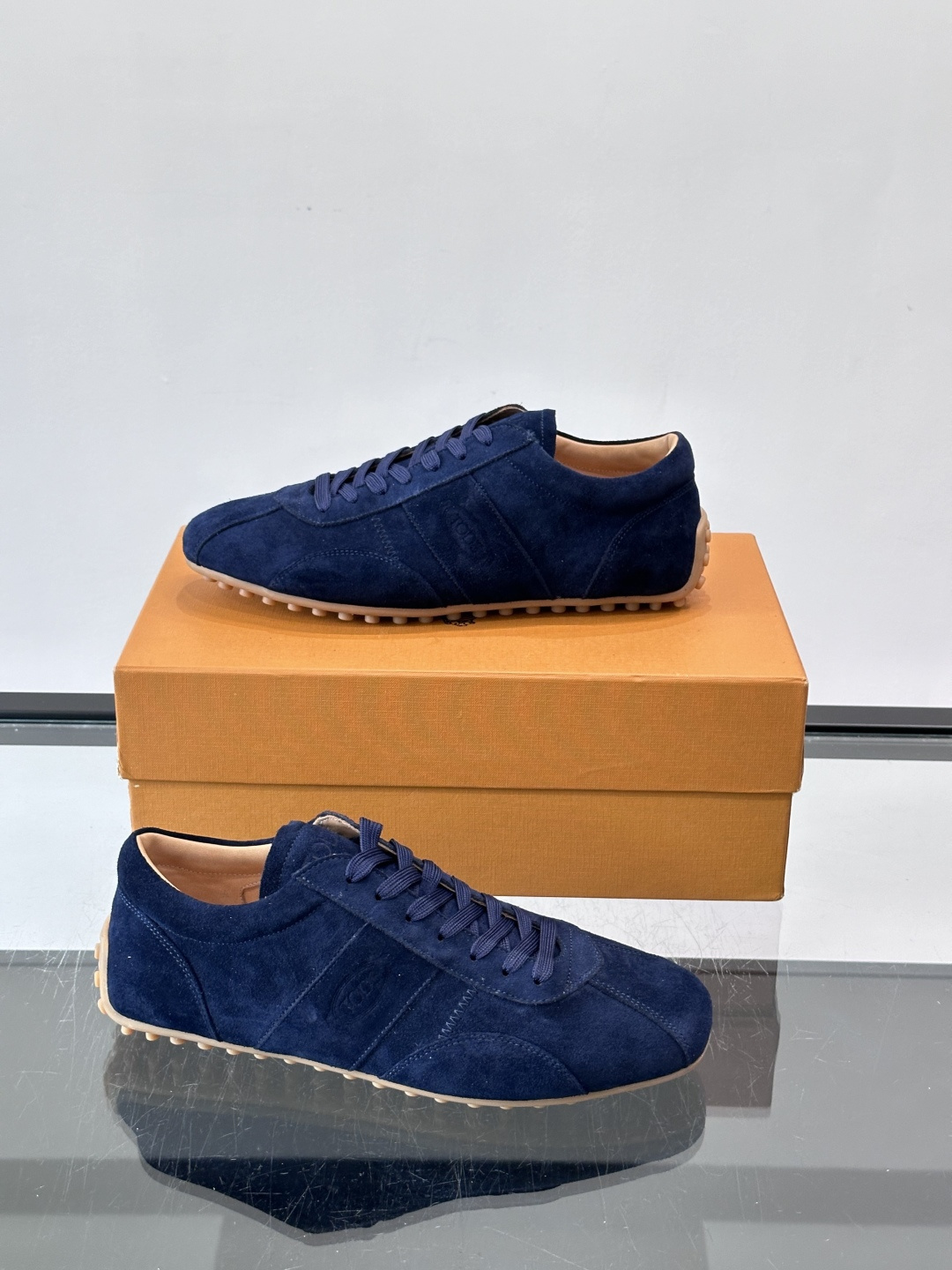 Tod's T-Marathon系列运动休闲鞋从室内足球运动汲取灵感,复古风鞋面以柔软皮革制成,触感如同丝缎般柔软丝滑, Tod's T-Marathon系列运动休闲鞋从室内足球运动汲取灵感,复古风鞋面以柔软皮革制成,触感如同丝缎般柔软丝滑,