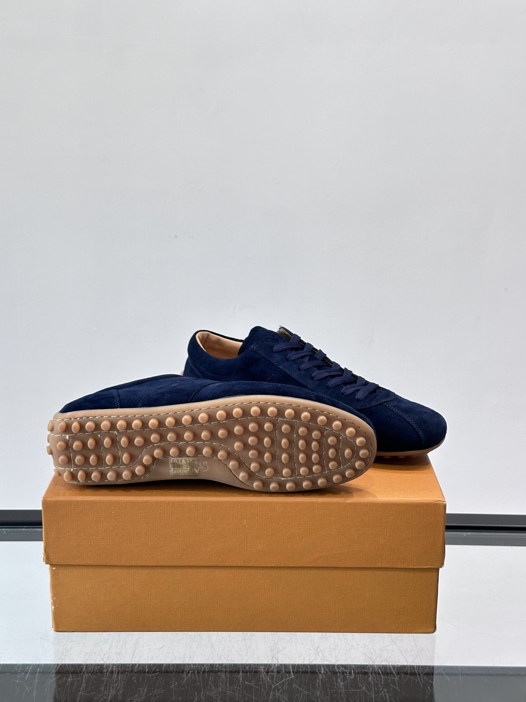 Tod's T-Marathon系列运动休闲鞋从室内足球运动汲取灵感,复古风鞋面以柔软皮革制成,触感如同丝缎般柔软丝滑, Tod's T-Marathon系列运动休闲鞋从室内足球运动汲取灵感,复古风鞋面以柔软皮革制成,触感如同丝缎般柔软丝滑,