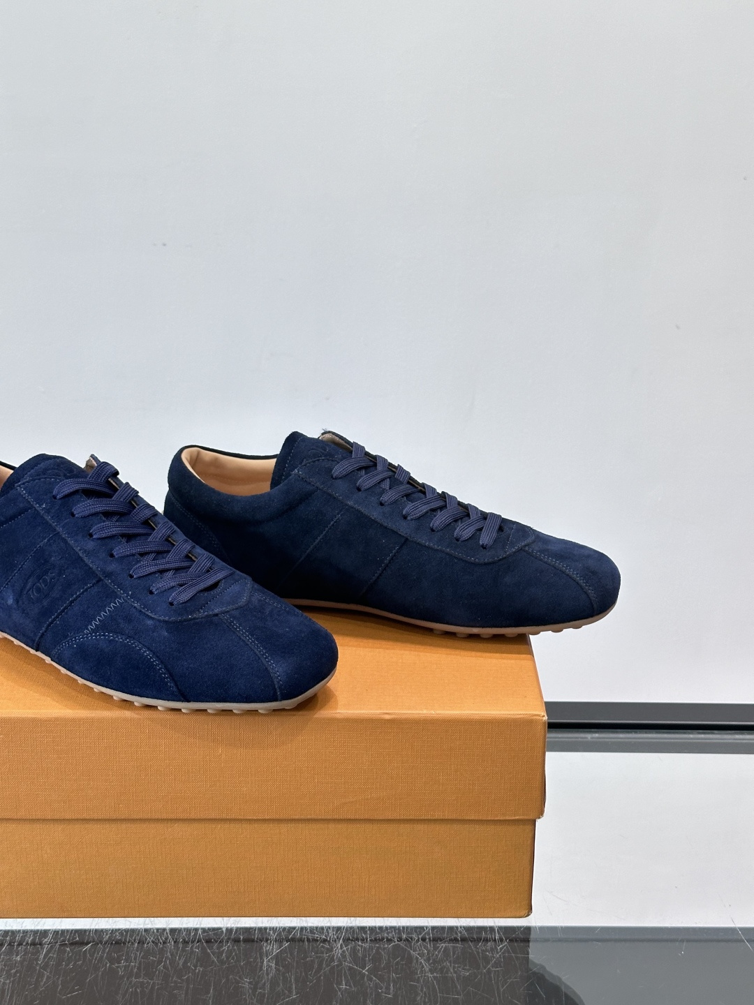 Tod's T-Marathon系列运动休闲鞋从室内足球运动汲取灵感,复古风鞋面以柔软皮革制成,触感如同丝缎般柔软丝滑, Tod's T-Marathon系列运动休闲鞋从室内足球运动汲取灵感,复古风鞋面以柔软皮革制成,触感如同丝缎般柔软丝滑,