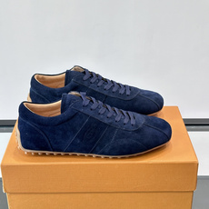 Tod's T-Marathon系列运动休闲鞋从室内足球运动汲取灵感,复古风鞋面以柔软皮革制成,触感如同丝缎般柔软丝滑, Tod's T-Marathon系列运动休闲鞋从室内足球运动汲取灵感,复古风鞋面以柔软皮革制成,触感如同丝缎般柔软丝滑,