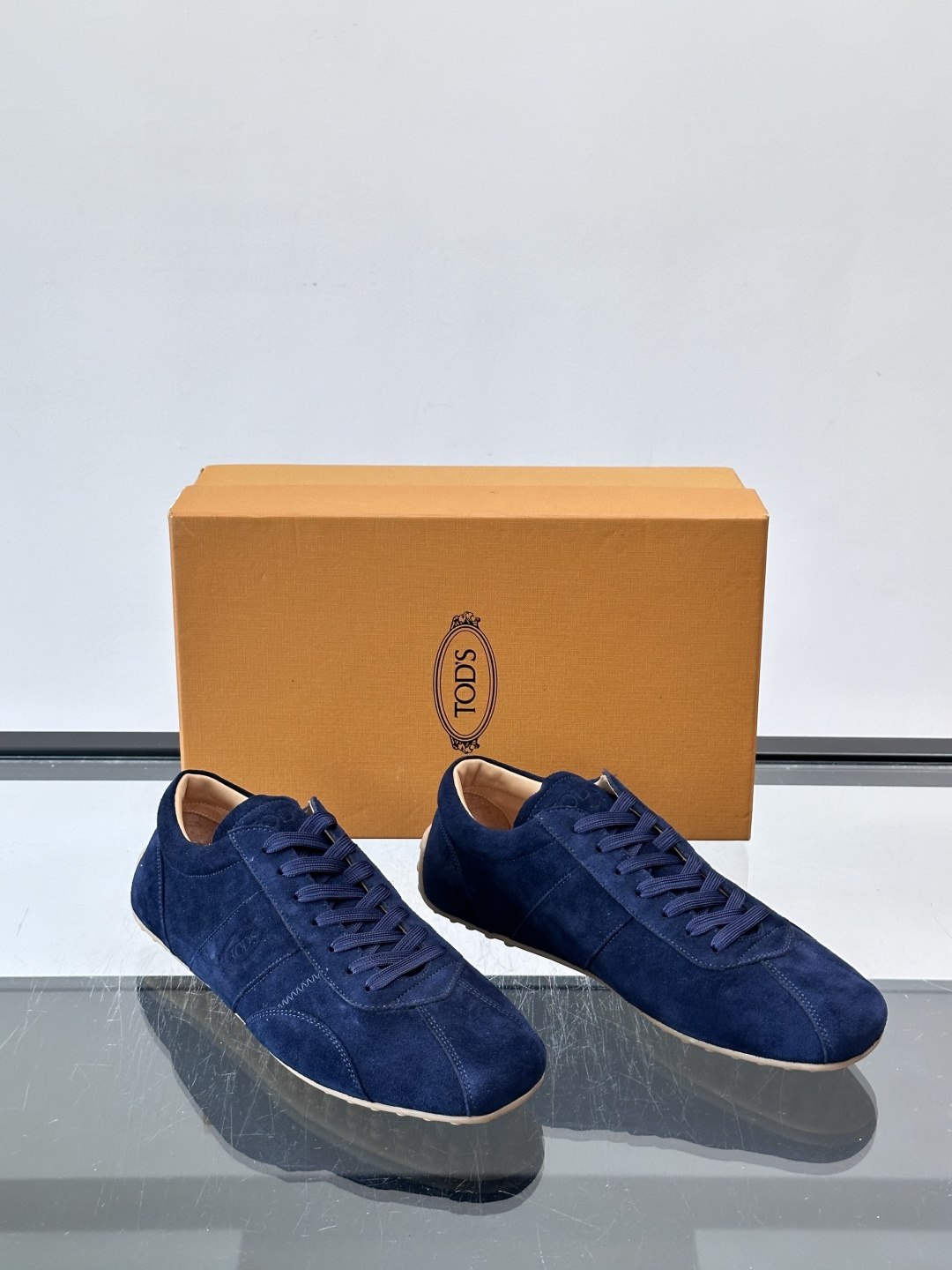 Tod's T-Marathon系列运动休闲鞋从室内足球运动汲取灵感,复古风鞋面以柔软皮革制成,触感如同丝缎般柔软丝滑, Tod's T-Marathon系列运动休闲鞋从室内足球运动汲取灵感,复古风鞋面以柔软皮革制成,触感如同丝缎般柔软丝滑,