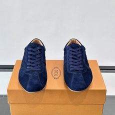 Tod's T-Marathon系列运动休闲鞋从室内足球运动汲取灵感,复古风鞋面以柔软皮革制成,触感如同丝缎般柔软丝滑, Tod's T-Marathon系列运动休闲鞋从室内足球运动汲取灵感,复古风鞋面以柔软皮革制成,触感如同丝缎般柔软丝滑,