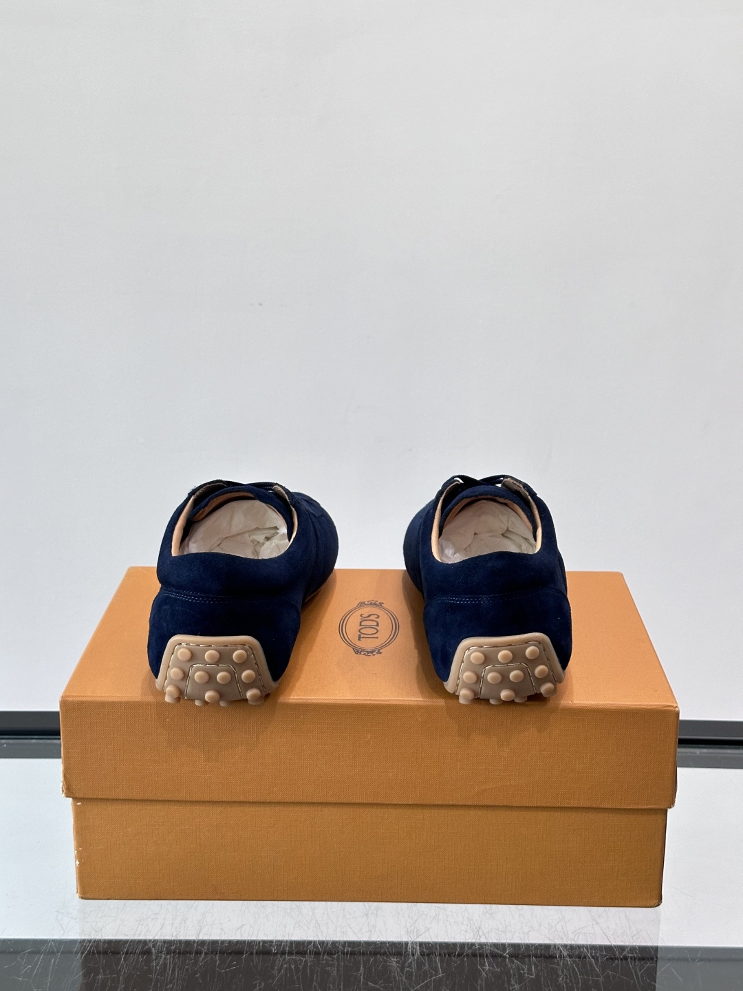 Tod's T-Marathon系列运动休闲鞋从室内足球运动汲取灵感,复古风鞋面以柔软皮革制成,触感如同丝缎般柔软丝滑, Tod's T-Marathon系列运动休闲鞋从室内足球运动汲取灵感,复古风鞋面以柔软皮革制成,触感如同丝缎般柔软丝滑,
